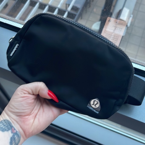 BRAND NEW W TAGS: everywhere belt bag 1L - Picture 5 of 5